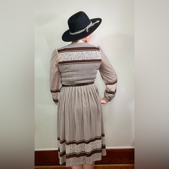 VINTAGE Western 70’s Houndstooth Dress with Brown Accents - Picture 2 of 12